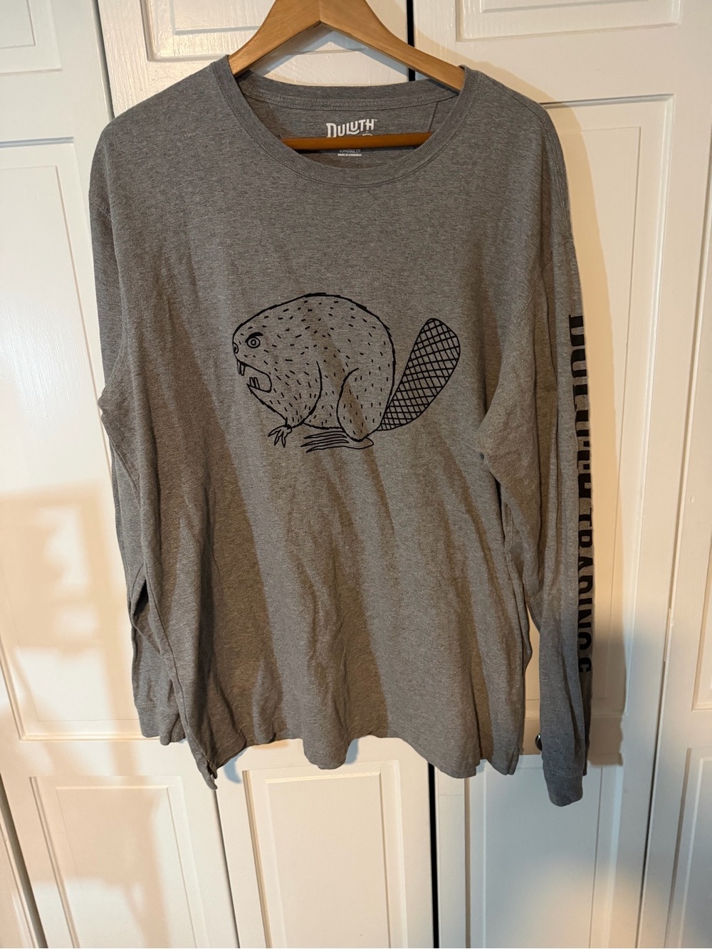 Duluth Trading Mens L Longtail T Shirt Gray Beaver Graphic Long Sleeve Relaxed